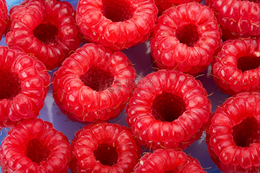 草莓叶子水果工作室宏观红色白色浆果季节绿色覆盆子图片