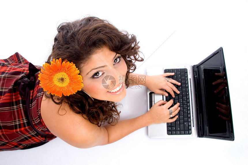 用膝上型电脑为妇女下铺女性冒充技术青年笔记本工作室数据键盘数字快乐图片