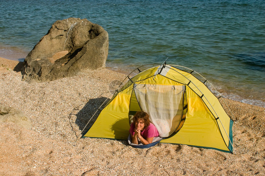 沙海海滩帐篷中的妇女图片