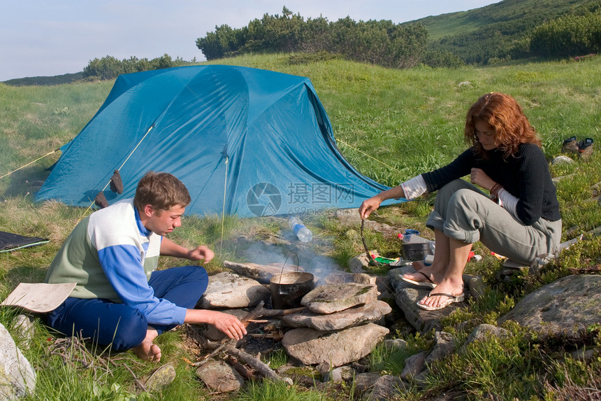 一些旅行者帐篷饭盒女士远足男人公园旅行烹饪家庭闲暇图片