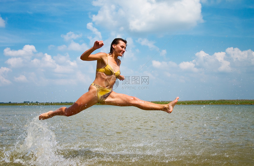 女孩跳上湖边图片