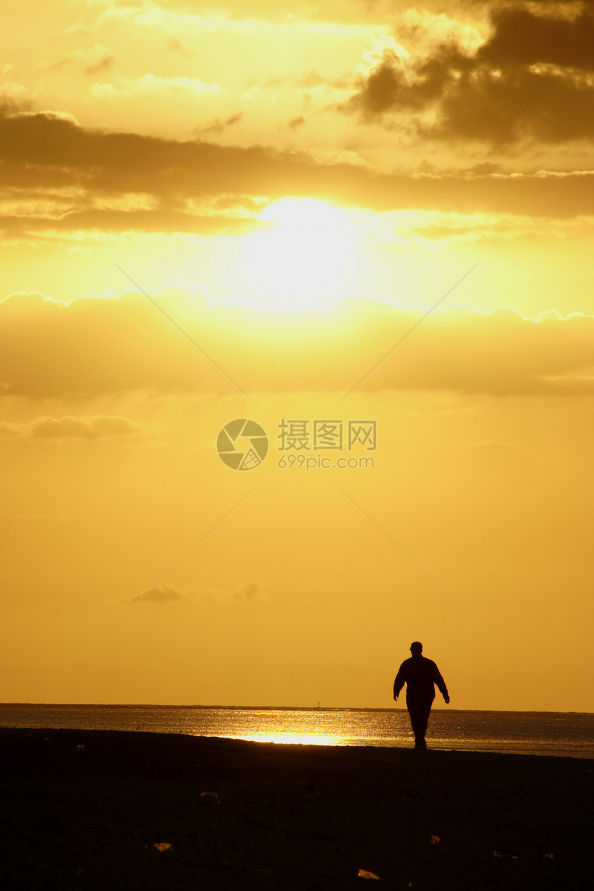男人在日落时散步图片