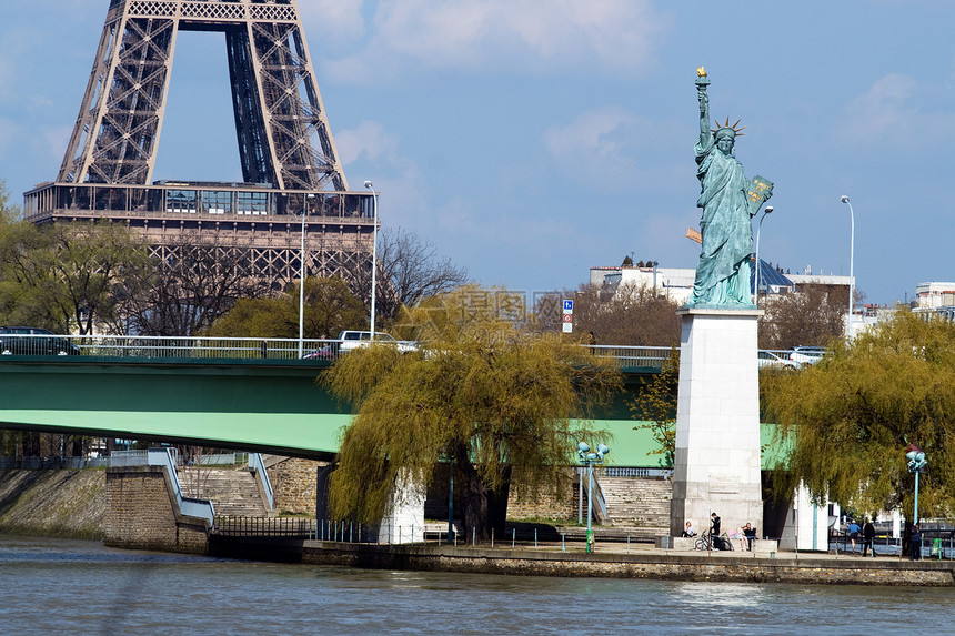 自由女神像和巴黎埃菲尔塔旅行工程师公园纪念碑城市火炬自由蓝色建筑学天空图片