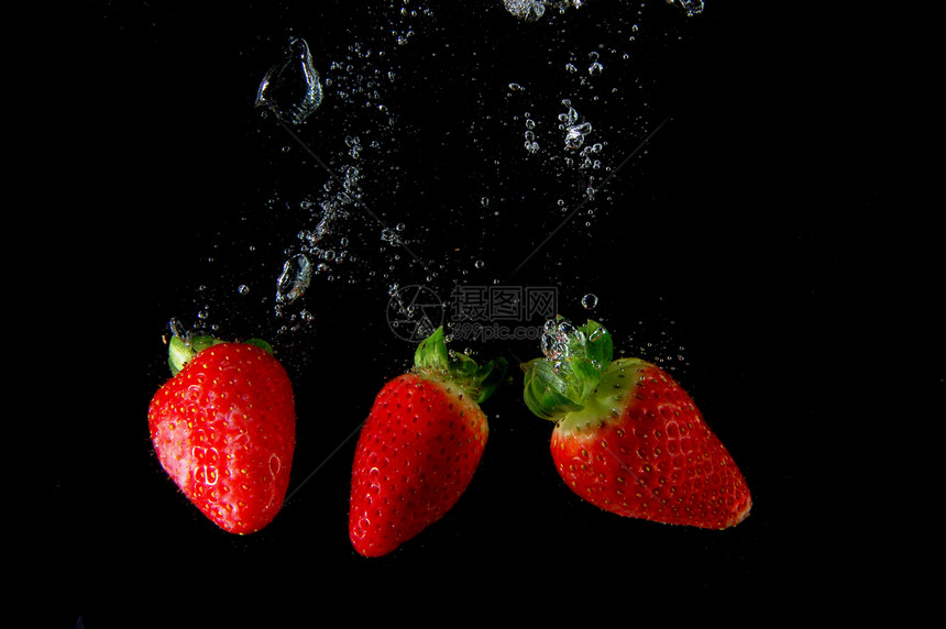 水中的草莓红色浆果食物飞溅活力气泡饮食空气宏观运动图片