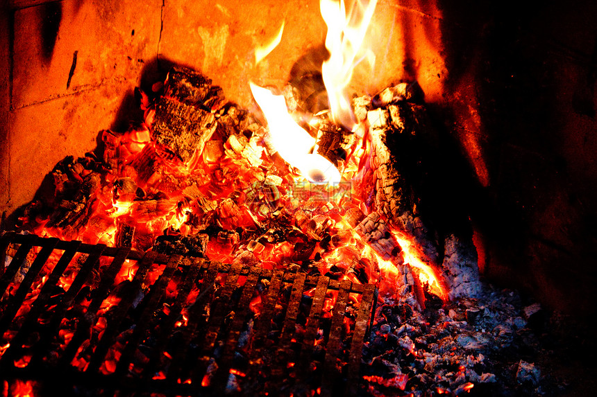 居住地点煤炭辉光木炭木头橙子壁炉点燃架子愤怒烧伤图片