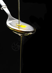 一勺子调味料油汤匙上含橄榄油的橄榄油勺子烹饪刀具美食黑色液体饮食食谱沙拉营养背景
