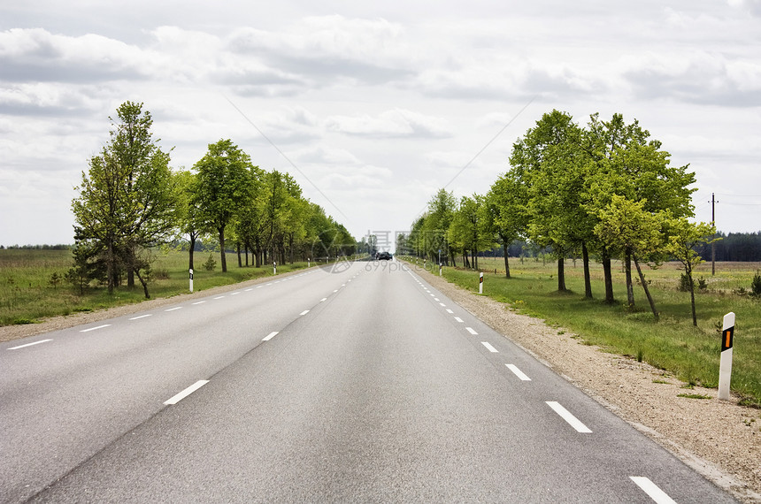 农村道路缠绕蓝色场地驾驶曲线绿色国家天空草地云景图片