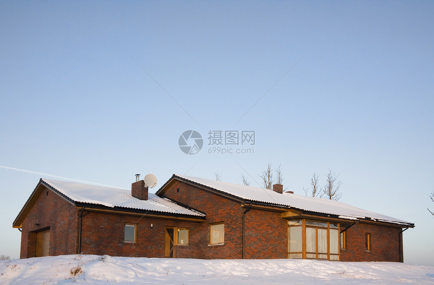 冬季建筑木头寒意建筑学小屋门廊房子水平蓝色住宅滑雪图片