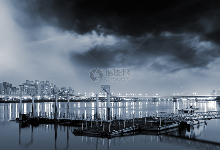 台北城边码头的风景 沿着有灯光的河流图片