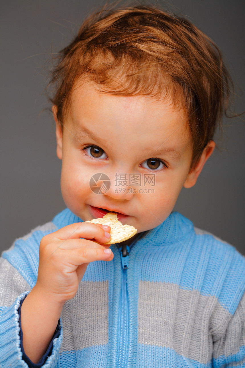 有饼干的男孩孩子喜悦蓝色头发棕色男孩们美食童年男性孩子们图片