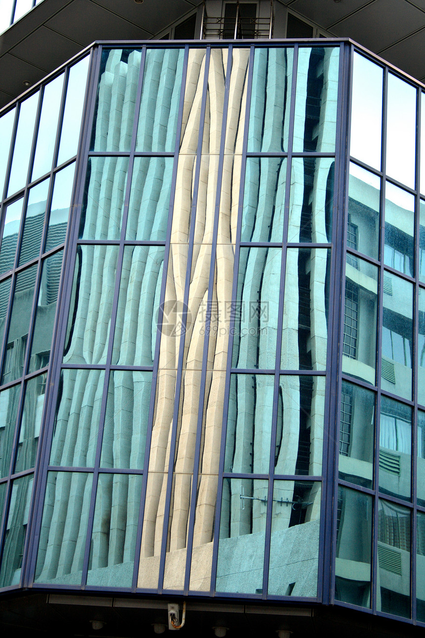 现代建筑物玻璃面板的反射镜像图片
