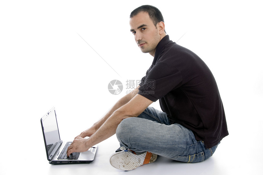 男性忙于笔记本电脑成人双腿冒充工作室男人青年拉丁水平姿势白色图片