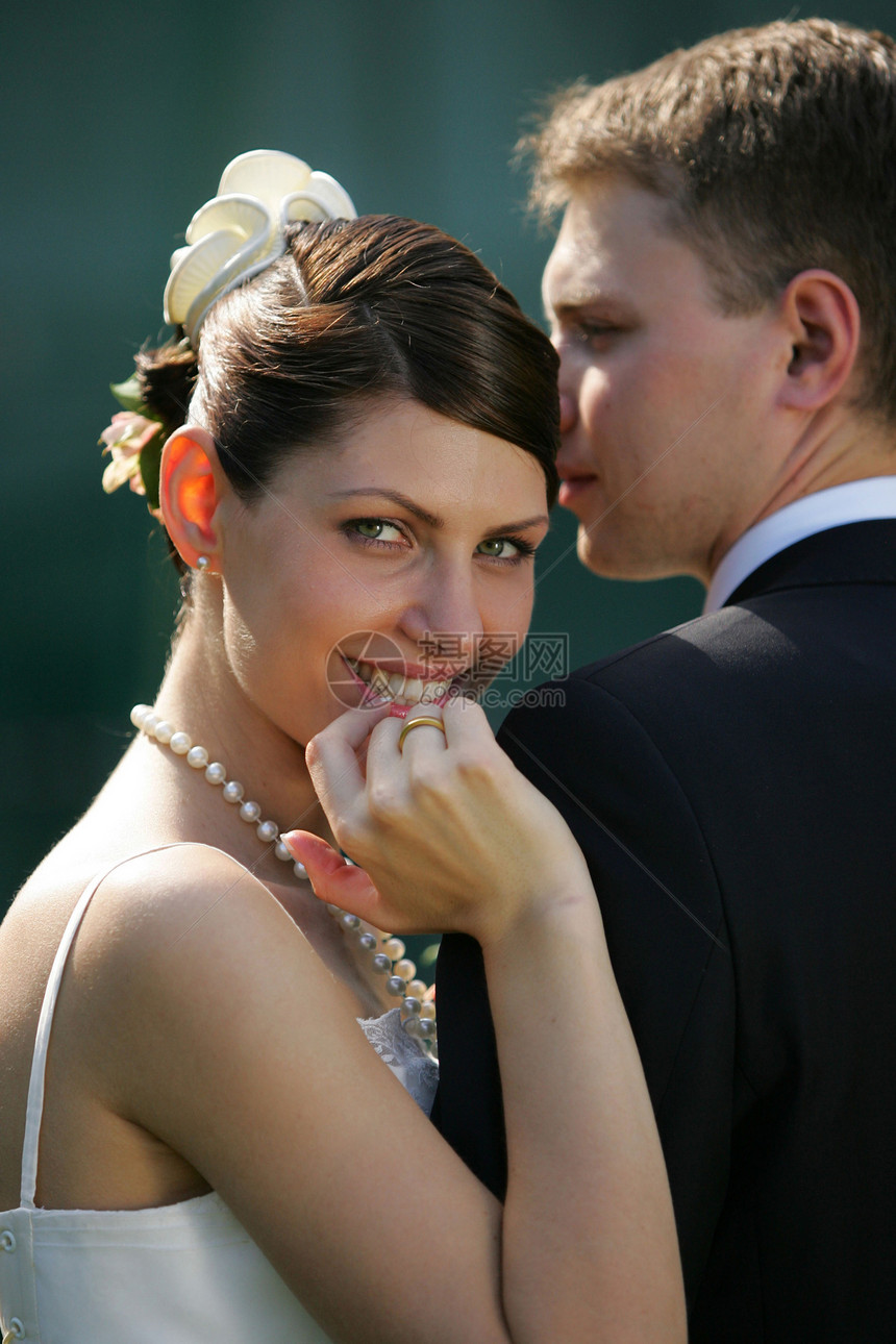 婚礼那天微笑的新娘紧贴在一起图片