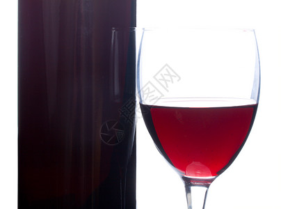 以玻璃和瓶装的葡萄酿酒背景图片
