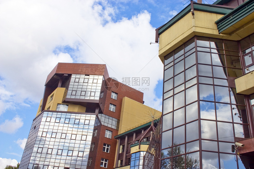 现代建筑蓝色反射生长城市环境高度住宅金属玻璃地面图片