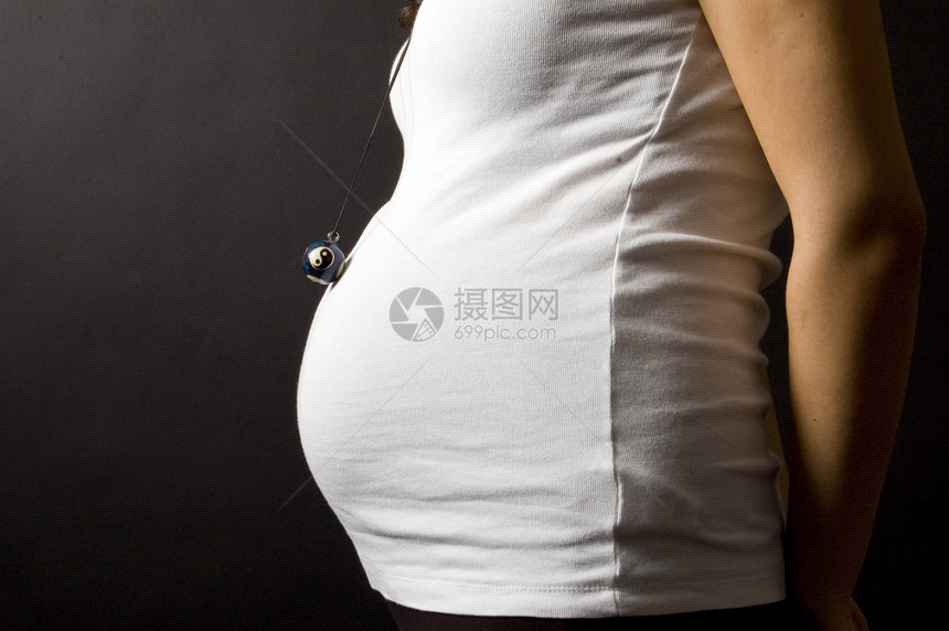 怀孕30周的怀孕少女抱着她的肚子母亲妻子女性辉光木乃伊女士庆典妈妈海岸腹部图片