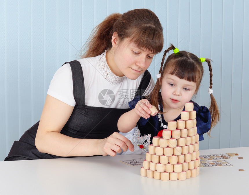 母亲和女儿建造宾果楼塔图片