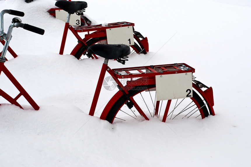 在自行车中下雪图片