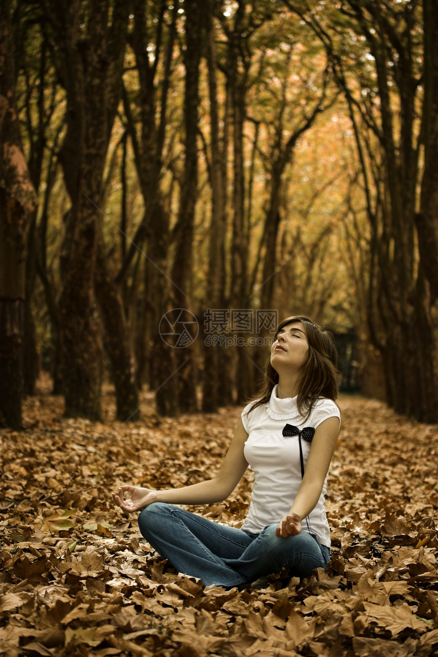 瑜伽妇女金子树叶成人森林季节微笑闲暇女孩公园女性图片