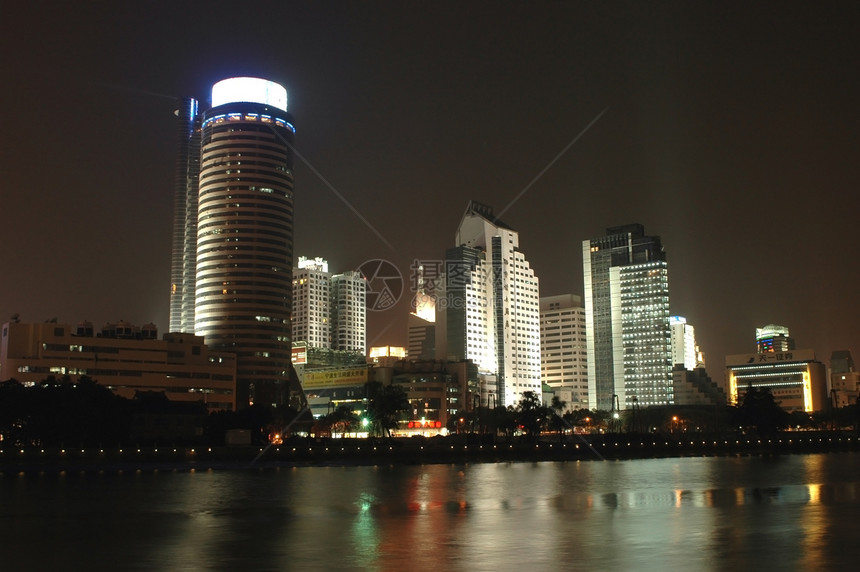 宁波城在夜色中横越图片