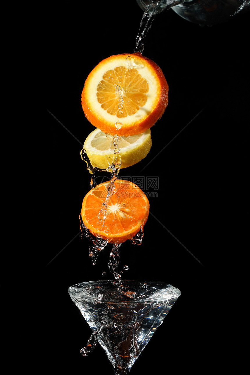 有饮料的玻璃杯水果橙子飞溅海浪行动涟漪波纹液体运动同心图片