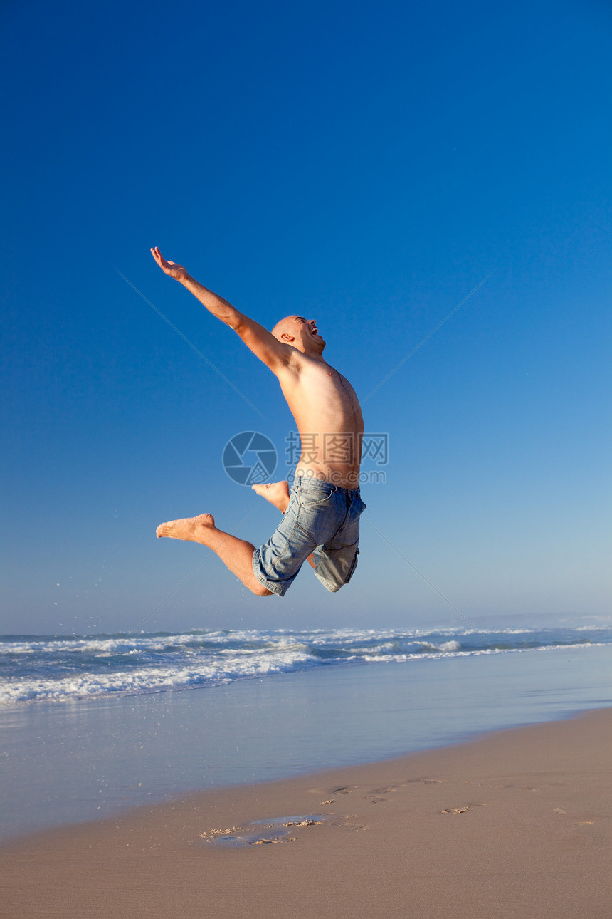 跳跃成功喜悦海洋太阳假期成人男性天空活力海滩图片