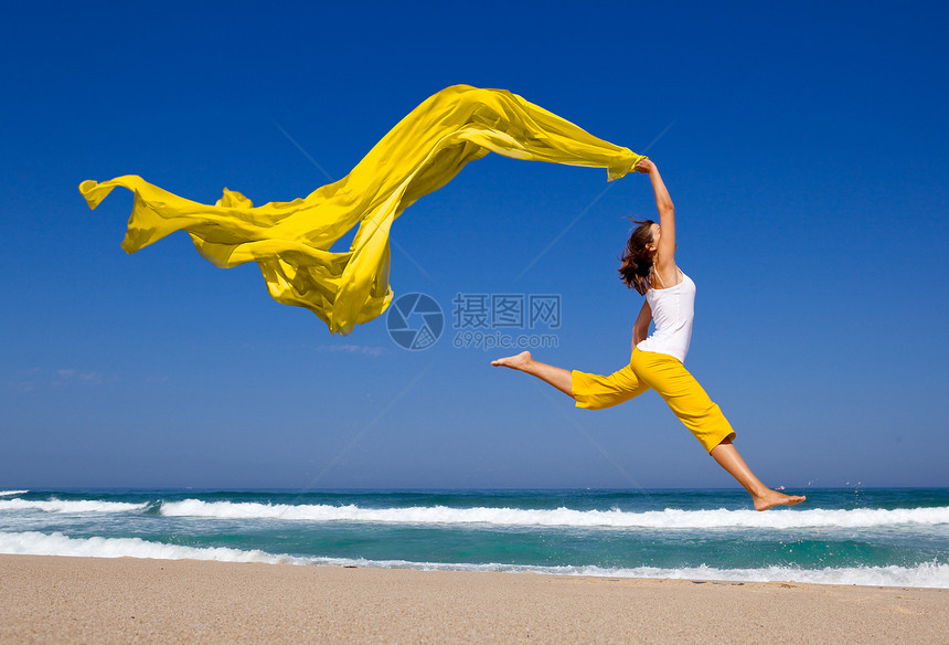 跳跃女孩围巾组织旅行海滩运动乐趣假期女性享受图片