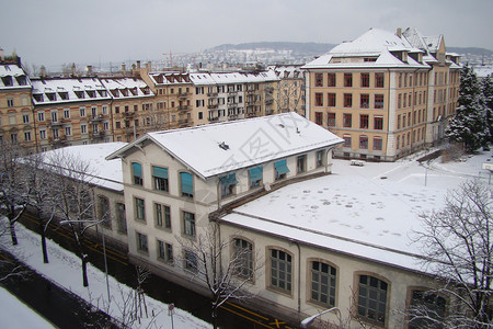 瑞士学校去年冬天的一个月高清图片