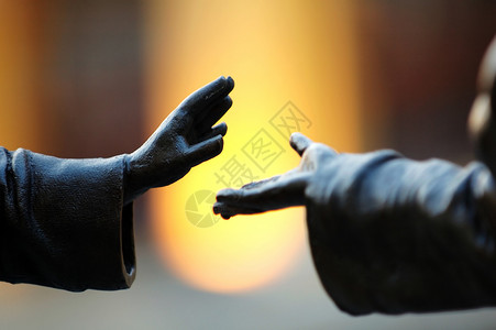 双手雕塑姿势手指塑像友谊雕像背景图片