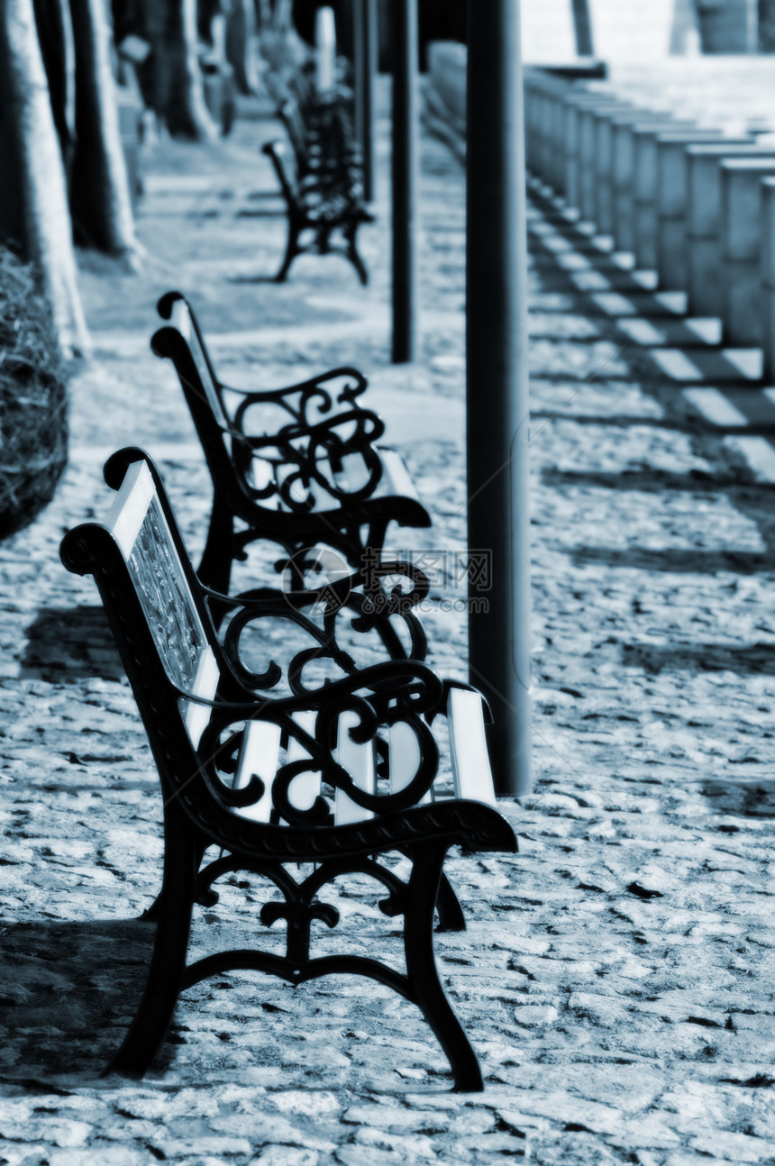 一排法官椅子棕褐色人行道市中心休息公园街道城市花园娱乐图片