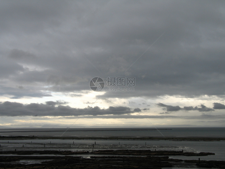 暗深海洋视图风暴地平线灰色木头日志海景图片