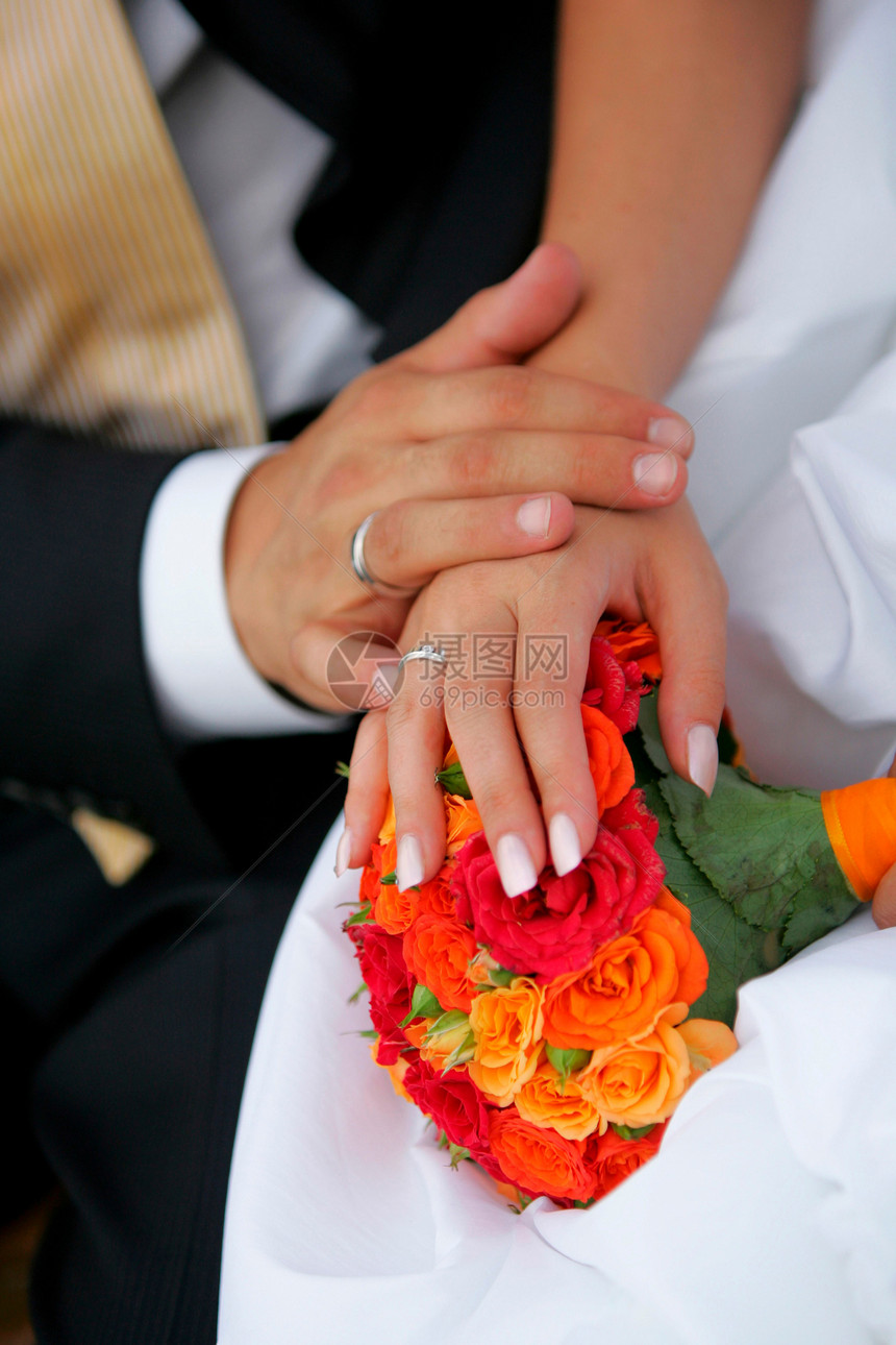 爱新婚夫妇手牵手婚姻花束身体花朵浪漫一部分女性新娘裙子首饰图片