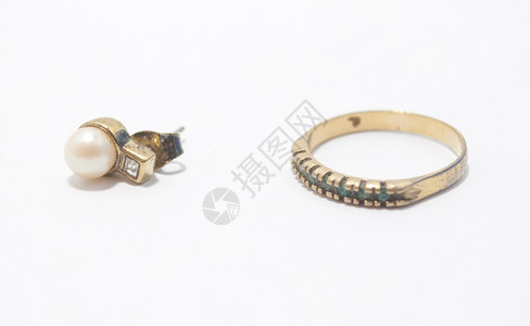耳环和戒指珍珠金属女性化金匠配饰金子珠宝石头宏观背景图片