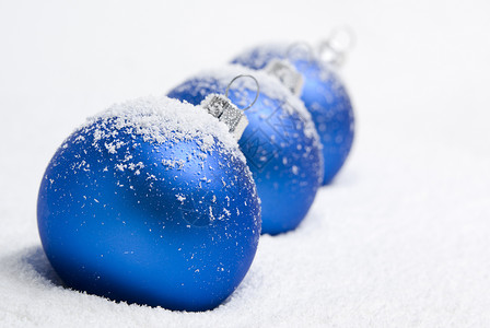 圣诞球白色装饰品蓝色背景图片