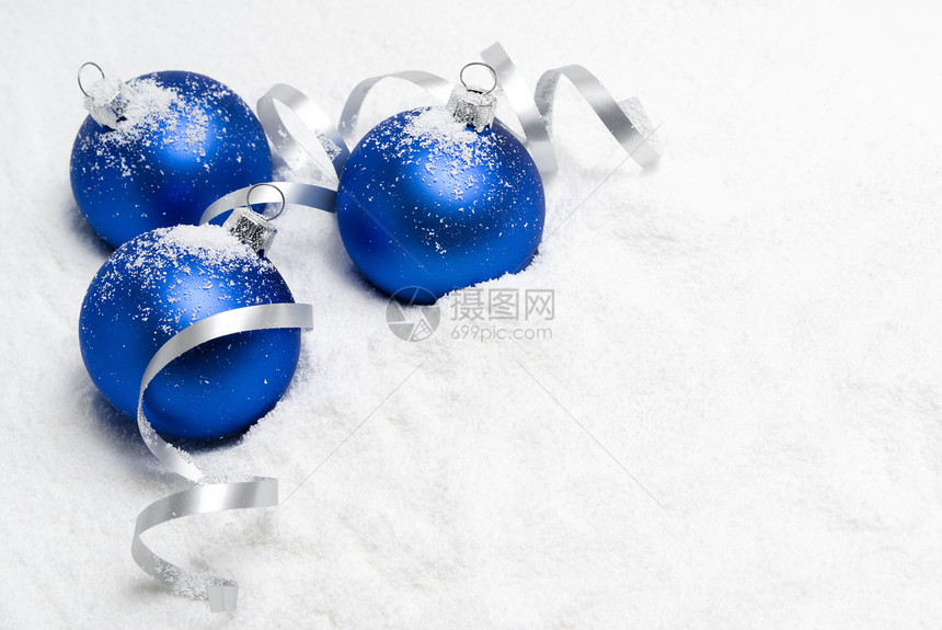 圣诞球蓝色丝带白色装饰品图片