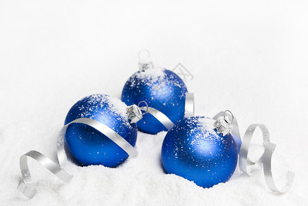 圣诞球白色丝带蓝色装饰品背景图片