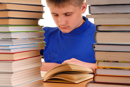 图书馆学生男生学习学校文学教育意义图书考试青少年阅读背景图片