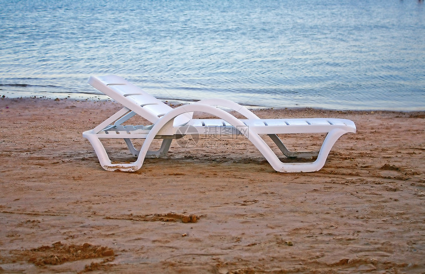 海滩上的甲板椅子海岸旅行休息室日光躺椅图片