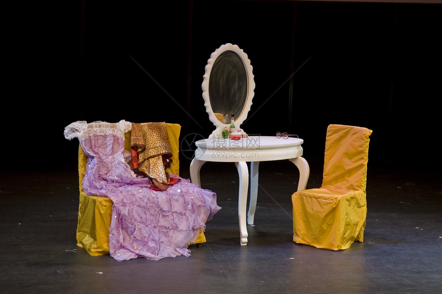 戏剧性属性粉色财产脚灯桌子娱乐玻璃剧院黄色衣服展示图片