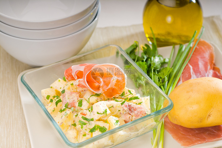 帕马火腿和土豆沙拉熏制食物火腿饮食起动机盘子洋葱玻璃沙拉午餐图片