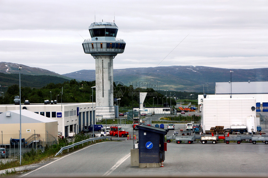 特罗姆瑟机场兰恩斯控制塔民间旅行多云飞机场航空运动速度航班白色跑道图片