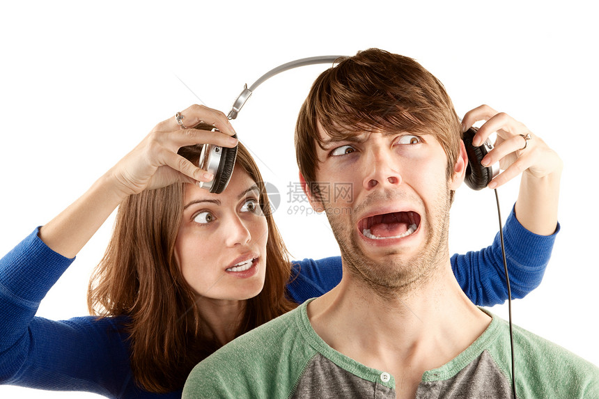 戴耳机的妇女间插男潮人音乐妻子惊喜打扰电缆成人男人女士震惊图片