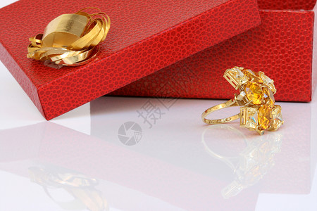 打开的礼品配饰展示红宝石金子反射钻石宏观戒指礼物首饰背景图片