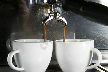 两杯埃斯法索机器拿铁咖啡师咖啡厅饮料咖啡馆工业咖啡咖啡店背景图片