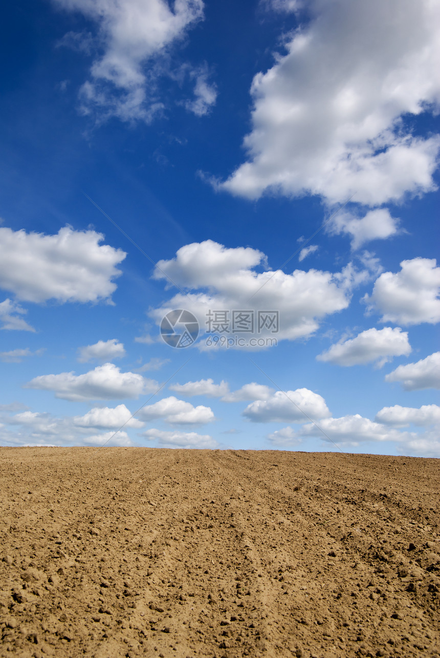 犁地多云农业晴天蓝色棕色天气农田地球全球土壤图片