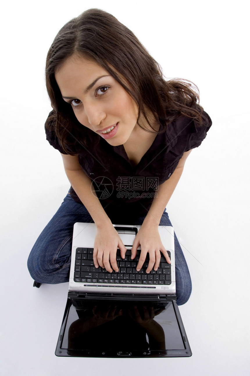 携带膝上型电脑的年轻女性的高角度视图图片
