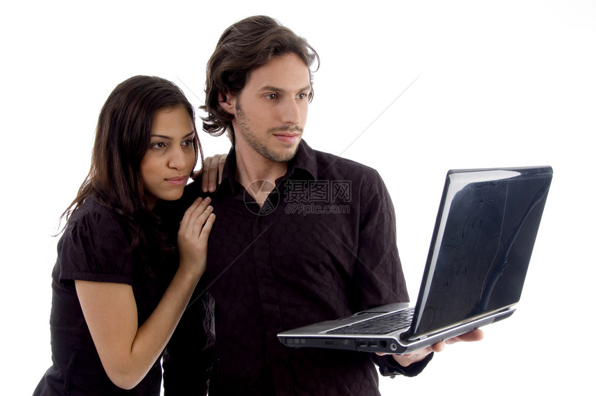 调查笔记本电脑的年轻夫妇图片