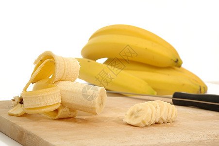 雕刻板上的香蕉情调黄色小吃绿色雕刻镜头食物木板特写水果背景图片