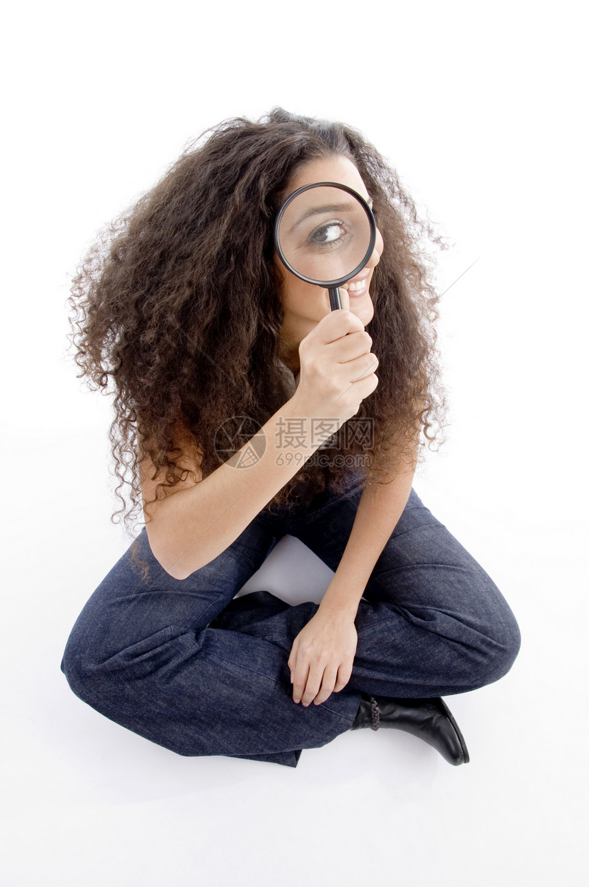 拉丁裔美洲女性持有放大镜反射黑发姿势冒充检查女士工具成人镜片工作室图片