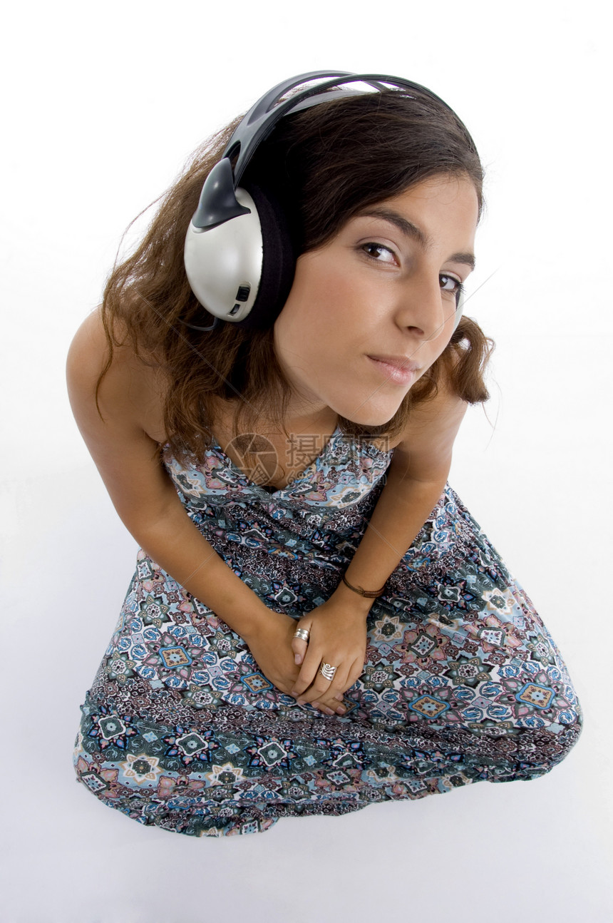 带耳机的年轻女性高角度视图图片